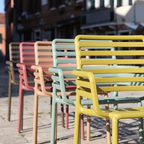Doga Armchair – dizajnové záhradné kreslo s opierkami a širokou ponukou farieb