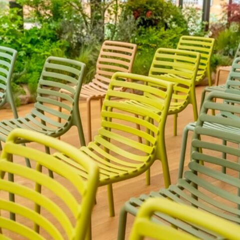 Doga Bistrot – ľahká stohovateľná farebná stolička do kaviarne, do záhrady, na balkón