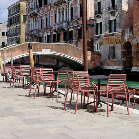 Doga Bistrot – ľahká stohovateľná farebná stolička do kaviarne, do záhrady, na balkón