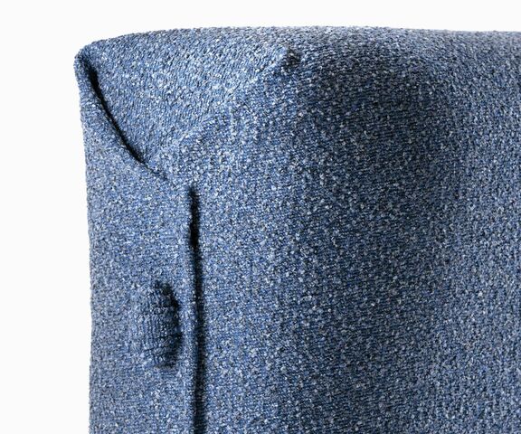 allan čalunená postel detail