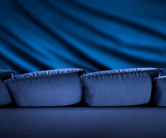 modrá čalunená postel birdland