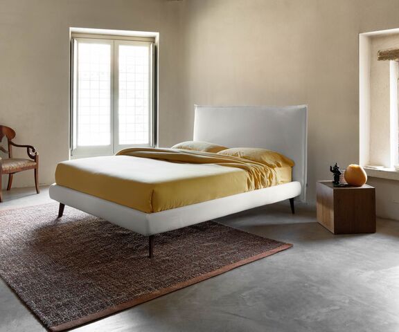 čalunená posteľ bob v izbe