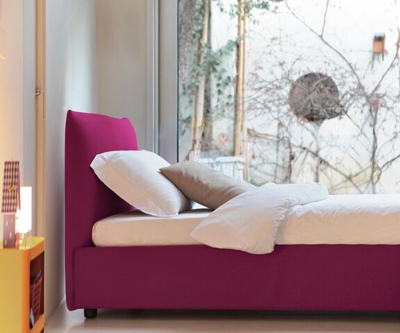 BRIDGE fialová čalunená posteľ